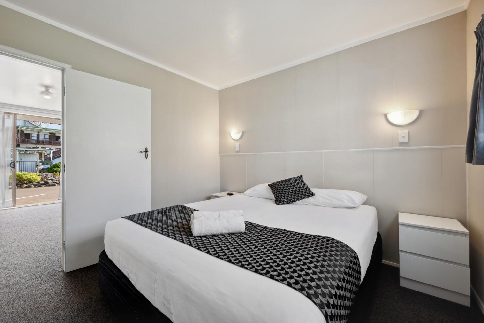 Flamingo Motel New Plymouth Exterior photo